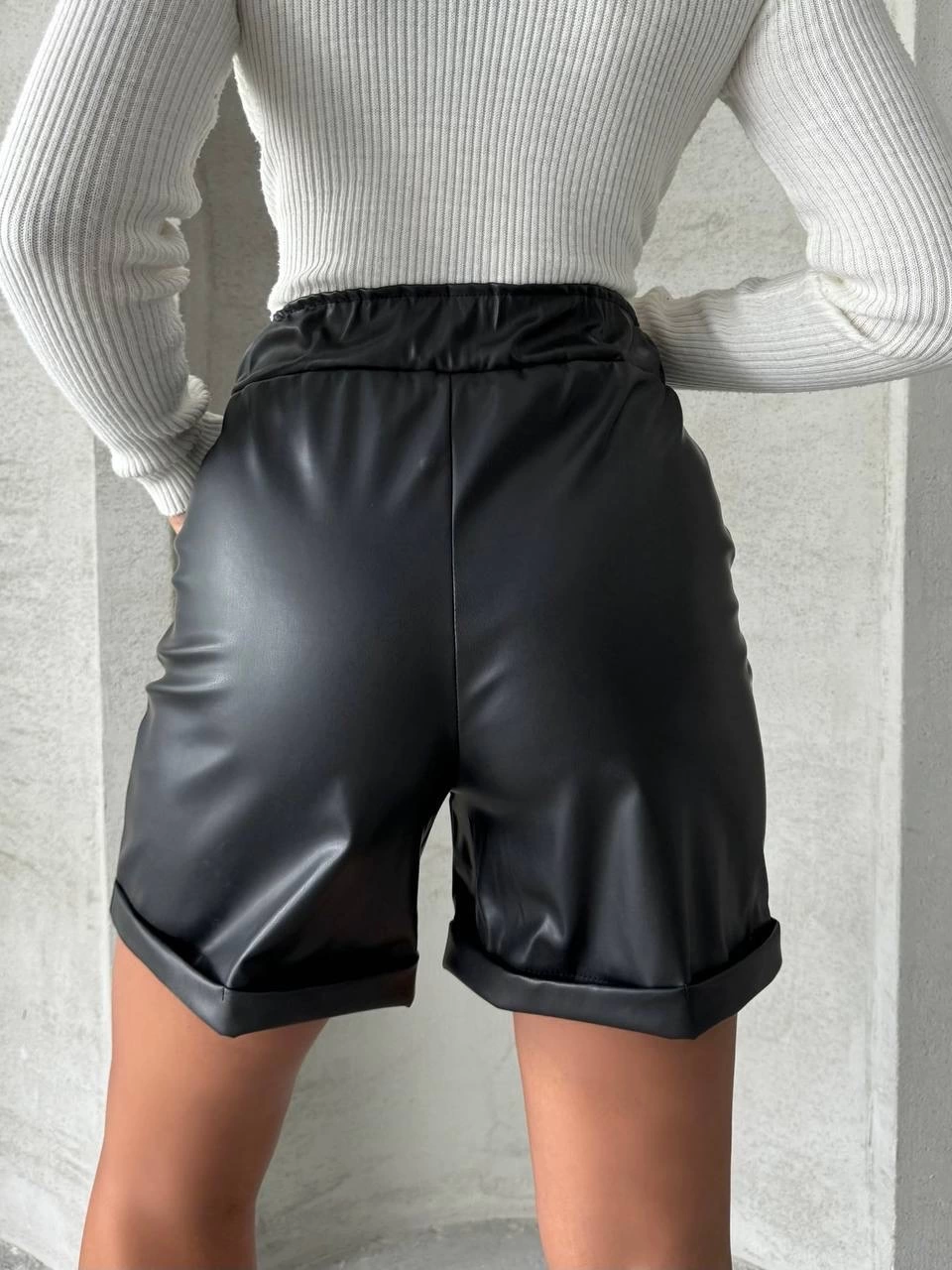 Beli lastikli duble paça deri şort siyah w24755
