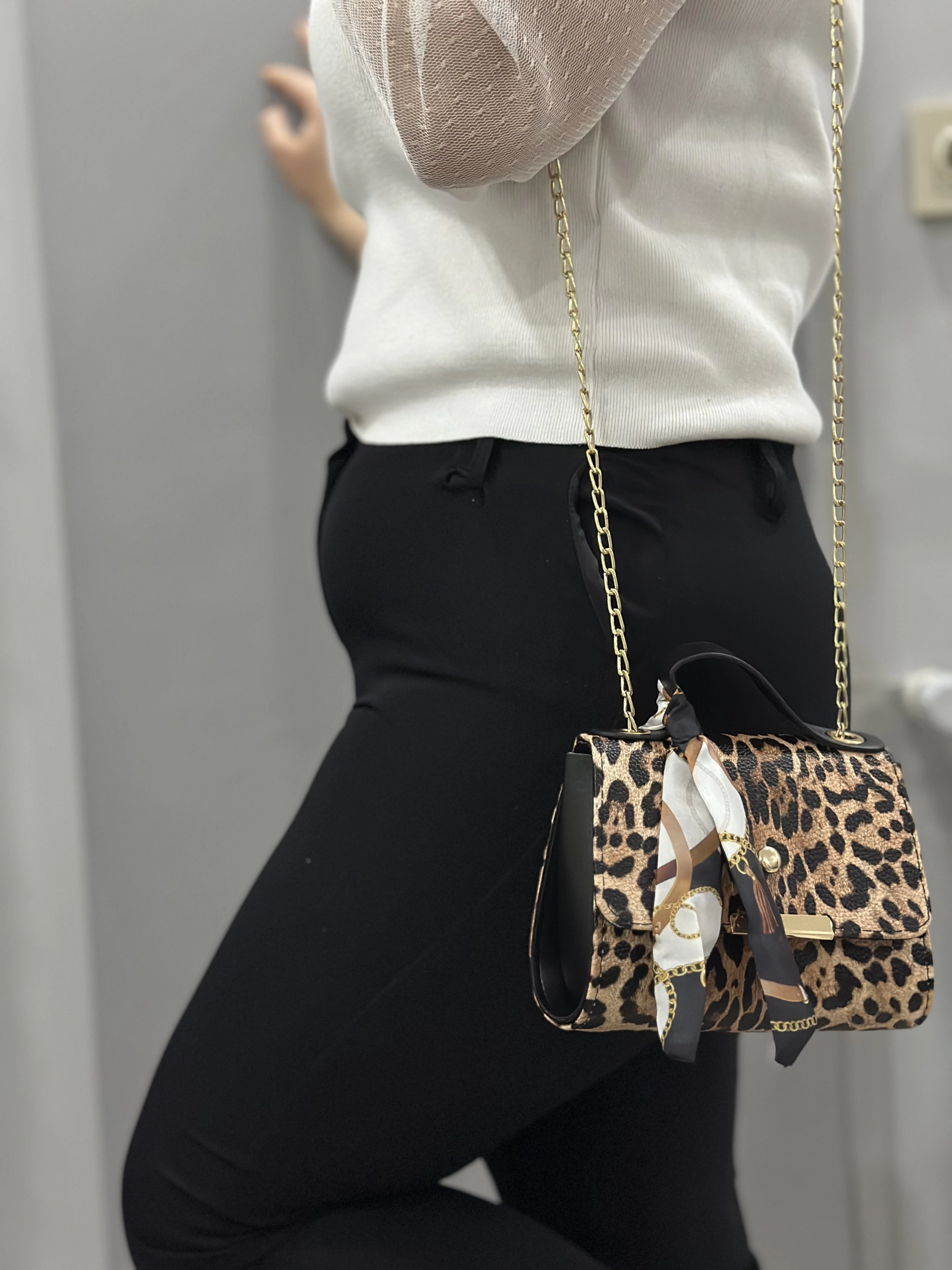 Leoparlı siyah cilt çanta