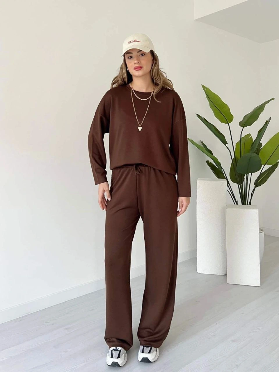 Kollu modal takım kahve