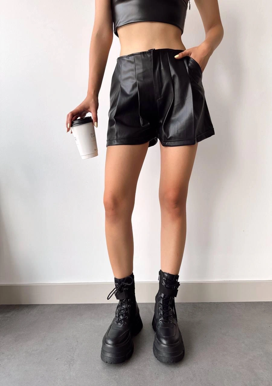 Pileli deri şort siyah h240053