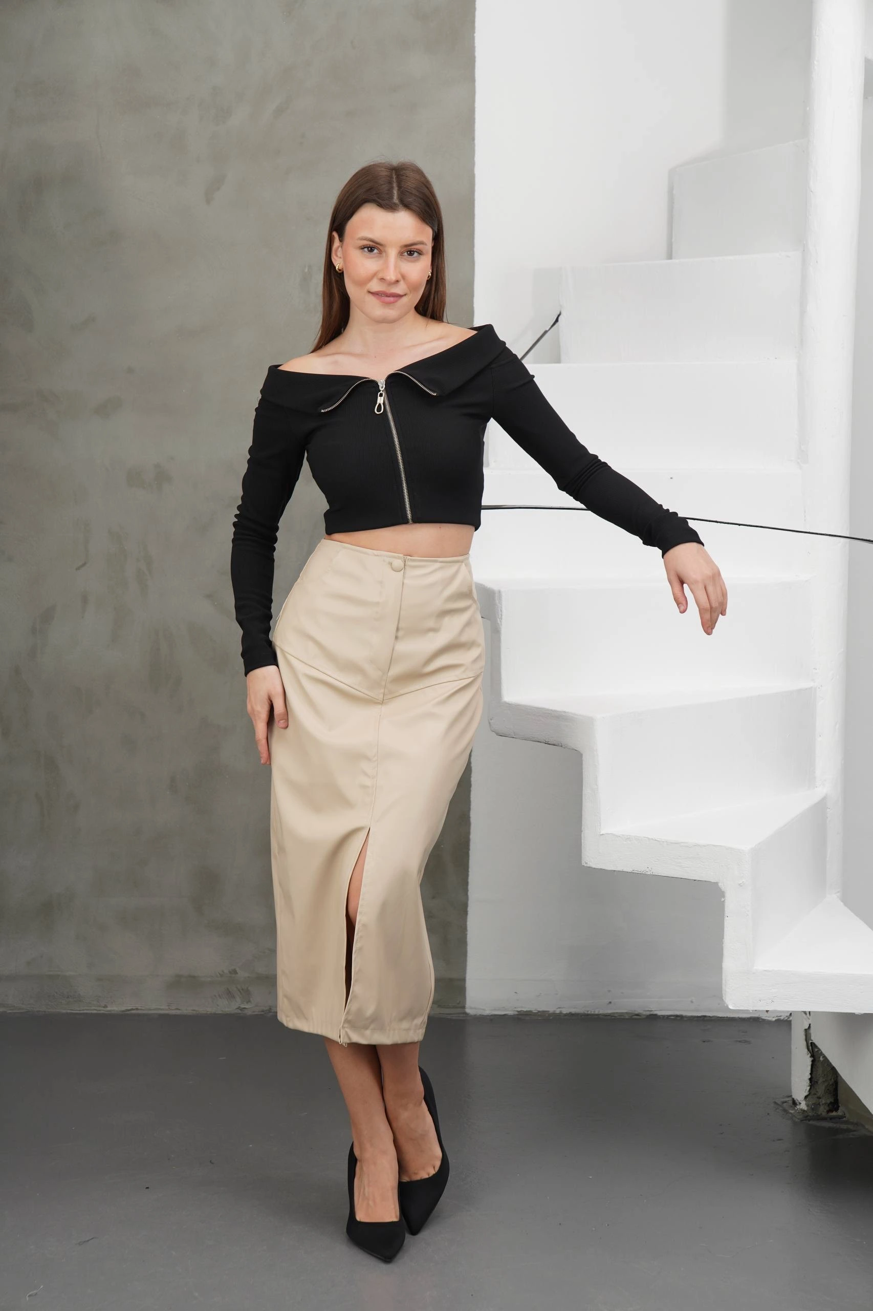 Yırtmaçlı uzun deri etek bej