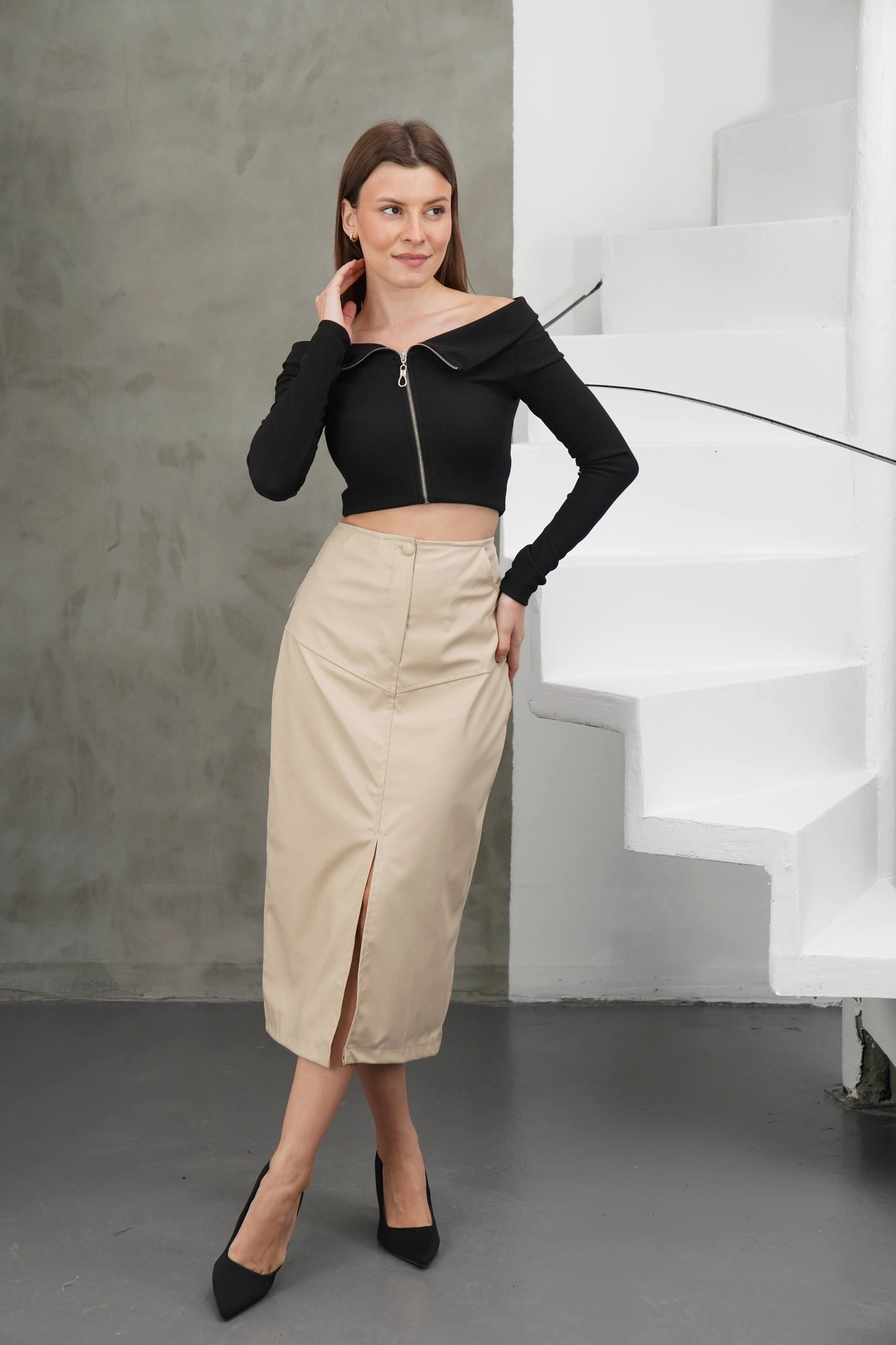 Yırtmaçlı uzun deri etek bej