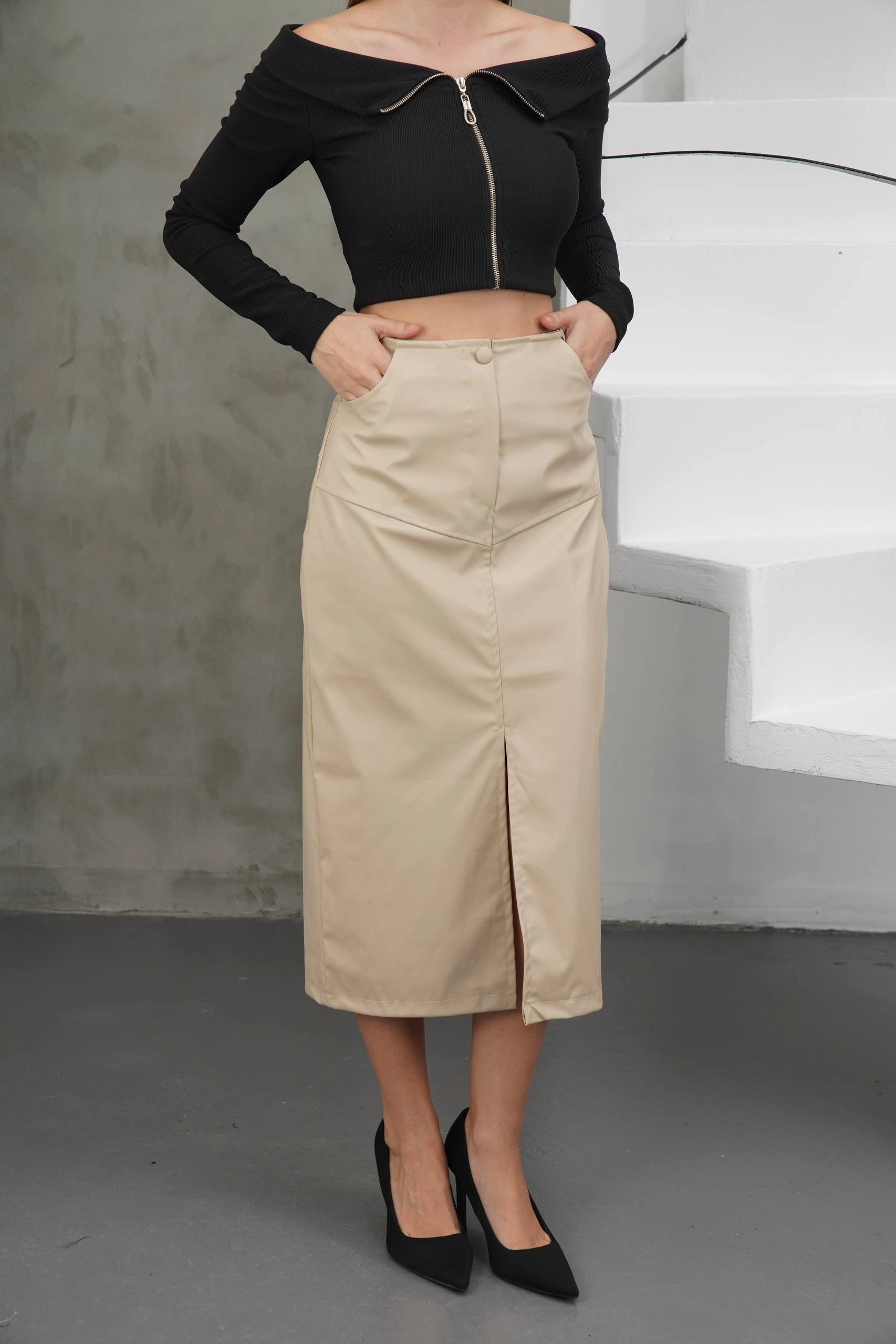 Yırtmaçlı uzun deri etek bej