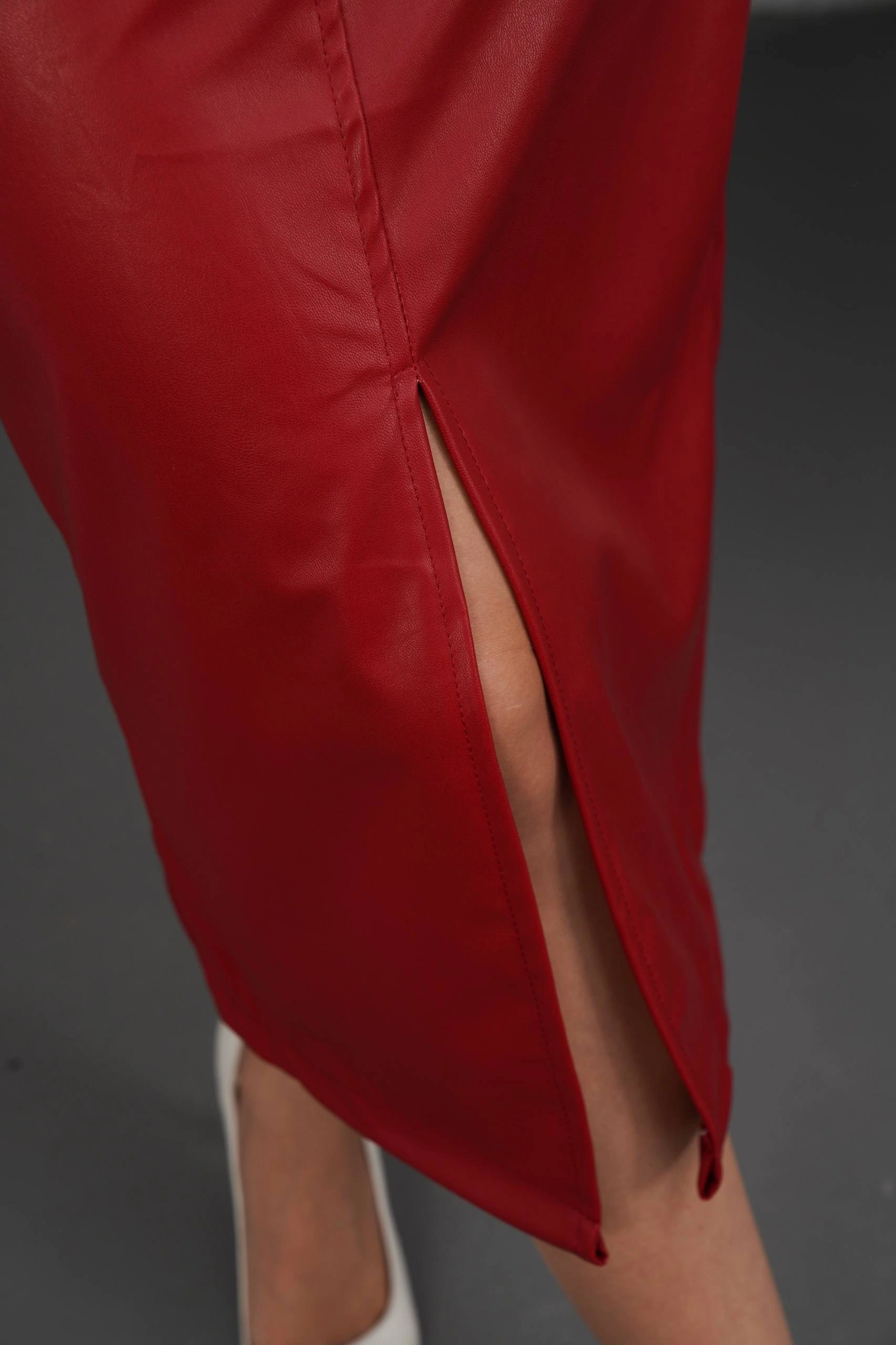 Yırtmaçlı uzun deri etek bordo