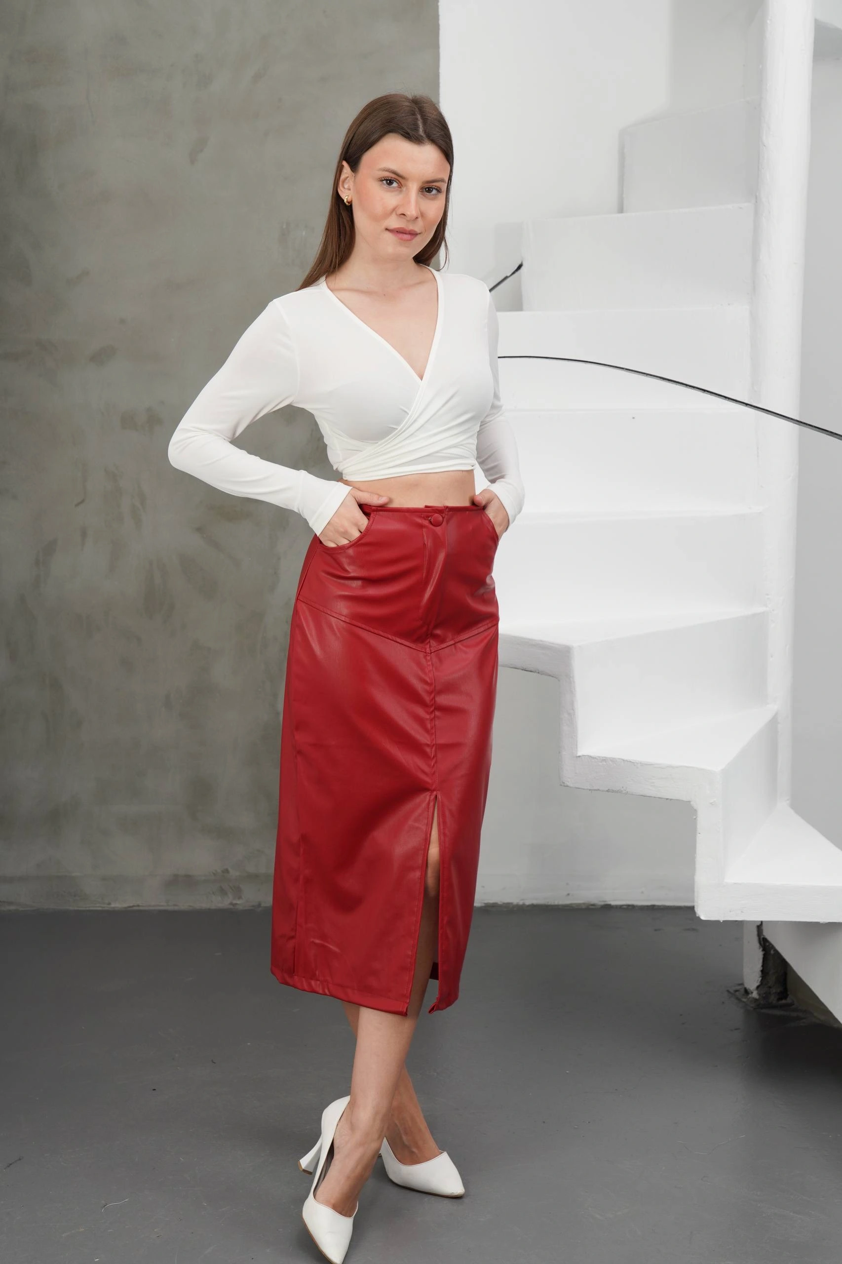 Yırtmaçlı uzun deri etek bordo