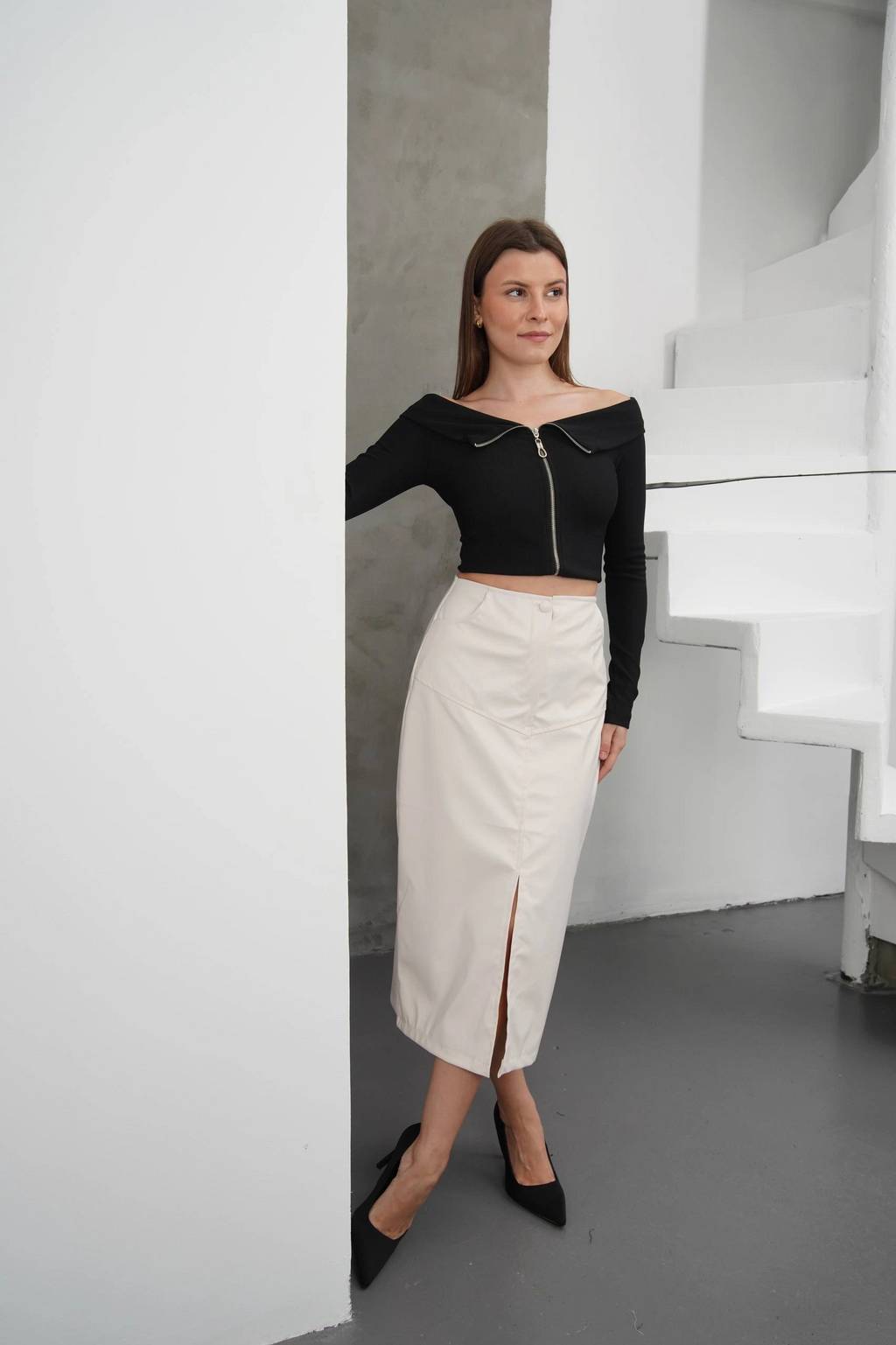 Yırtmaçlı uzun deri etek krem