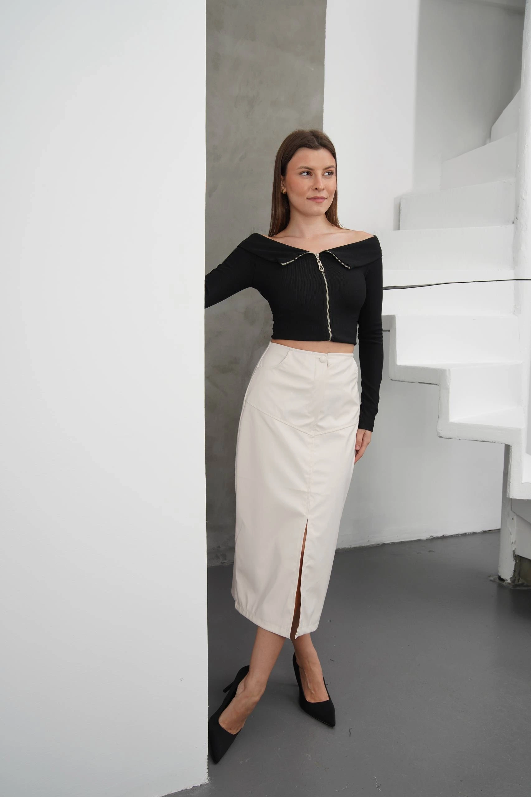 Yırtmaçlı uzun deri etek krem